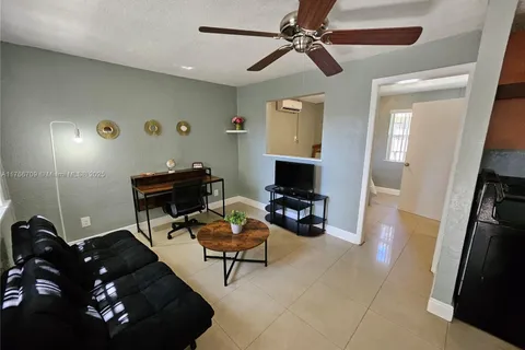 279 SW 8th St REAR, Dania Beach FL 33004