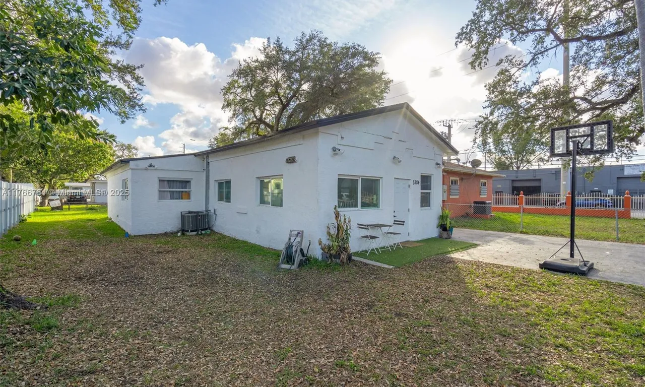 3384 NW 52nd St, Miami FL 33142