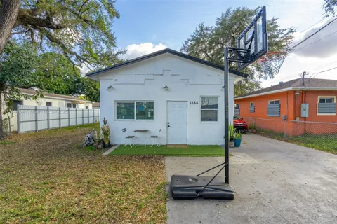 3384 NW 52nd St, Miami FL 33142