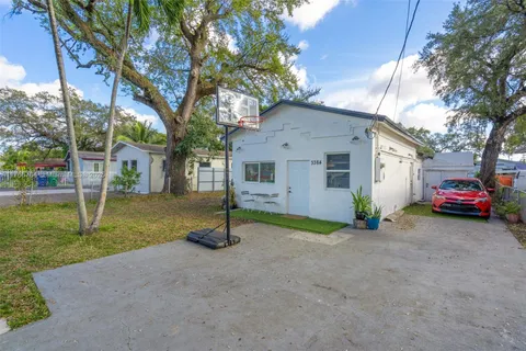 3384 NW 52nd St, Miami FL 33142