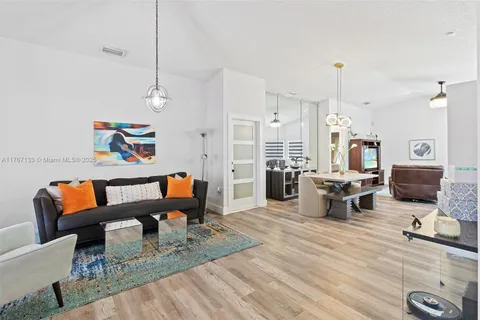 19045 NW 86th Ave, Hialeah FL 33015