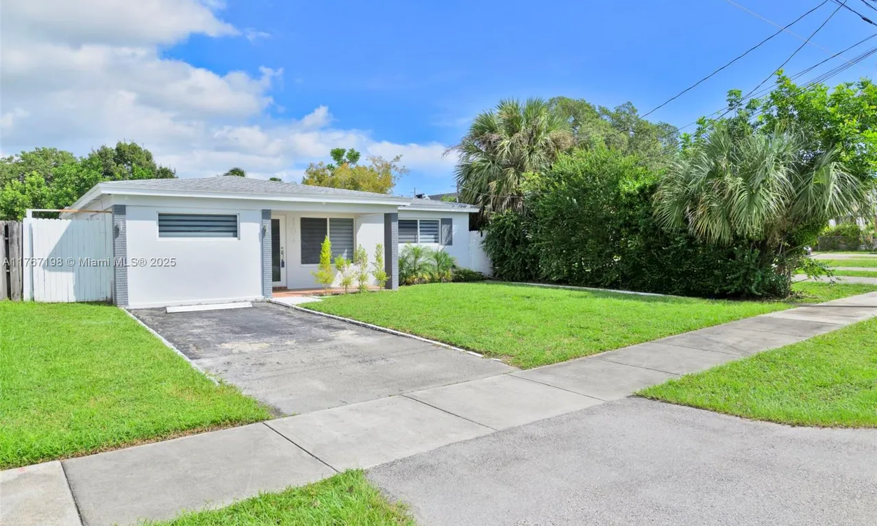 104 SW 7th St, Hallandale Beach FL 33009