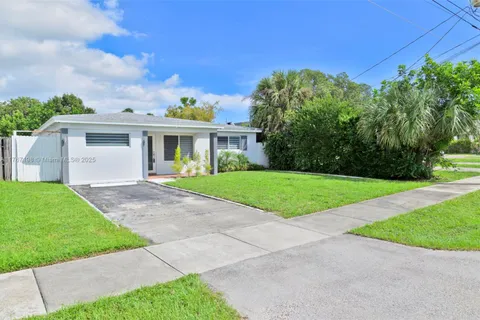 104 SW 7th St, Hallandale Beach FL 33009