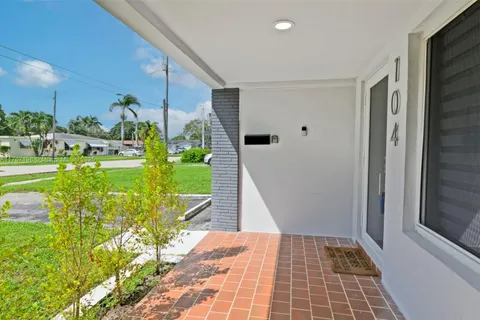 104 SW 7th St, Hallandale Beach FL 33009