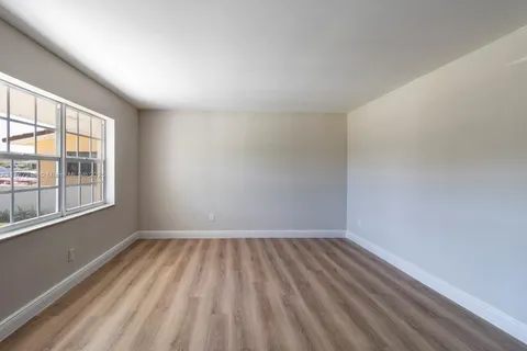 395 W 39th Pl, Hialeah FL 33012