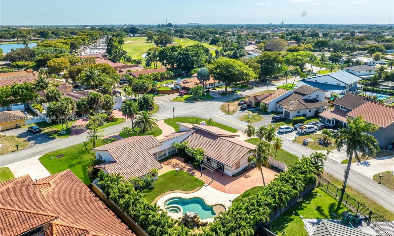 7435 N Oakmont Dr, Hialeah FL 33015