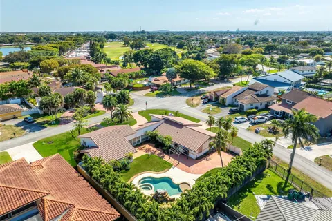 7435 N Oakmont Dr, Hialeah FL 33015