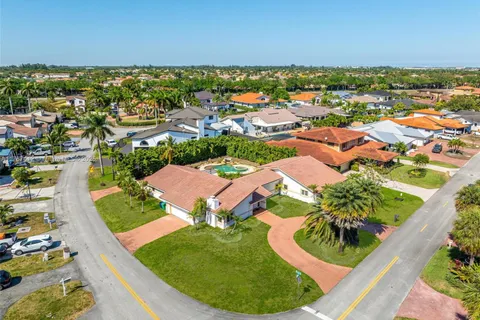 7435 N Oakmont Dr, Hialeah FL 33015