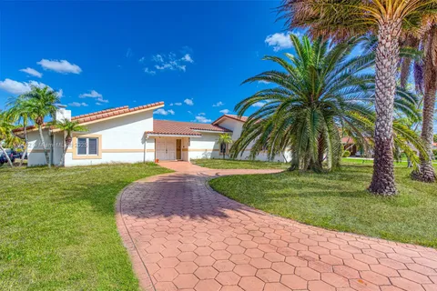 7435 N Oakmont Dr, Hialeah FL 33015
