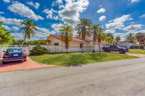 7435 N Oakmont Dr, Hialeah FL 33015