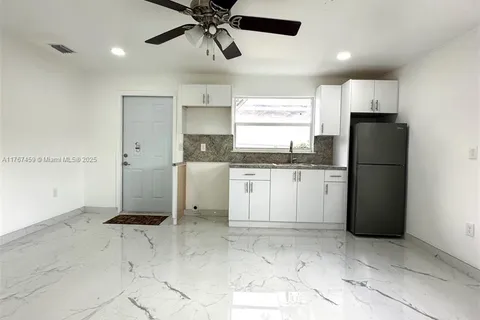 2710 N 72nd Ave # B, Hollywood FL 33024