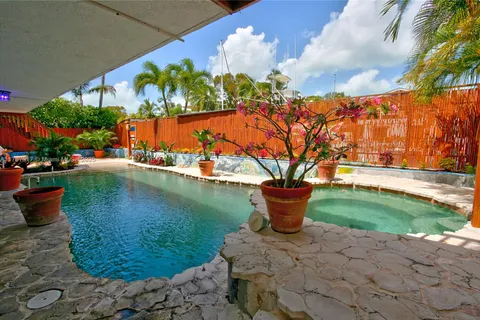 141 Ocean Dr, Plantation Key FL 33070