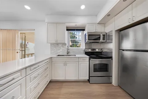 520 E 44th St, Hialeah FL 33013