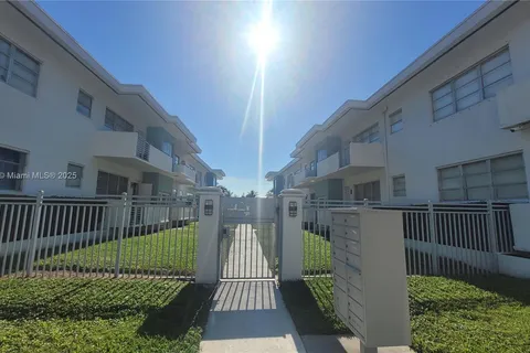 200 S Shore Dr # 9, Miami Beach FL 33141