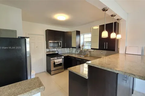 200 S Shore Dr # 9, Miami Beach FL 33141