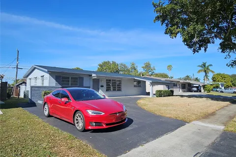 210 SW 68th Blvd, Pembroke Pines FL 33023