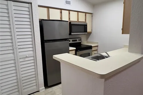 2861 N Oakland Forest Dr # 303, Oakland Park FL 33309