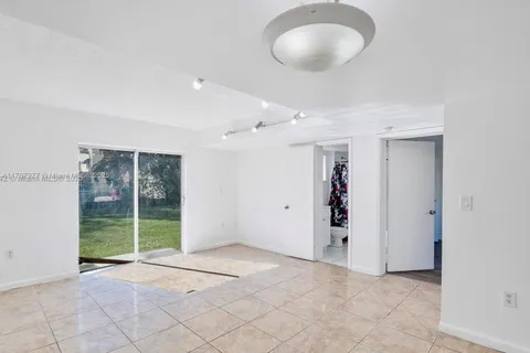 14040 NE 3rd Ct # 1, Miami FL 33161