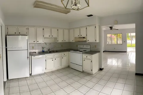 101 SE 5th St # A, Dania Beach FL 33004