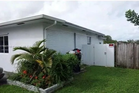 8320 NW 10 Ave, Miami FL 33150