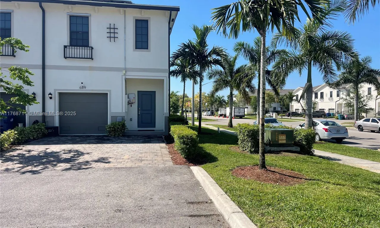 689 SW 11th St, Florida City FL 33034