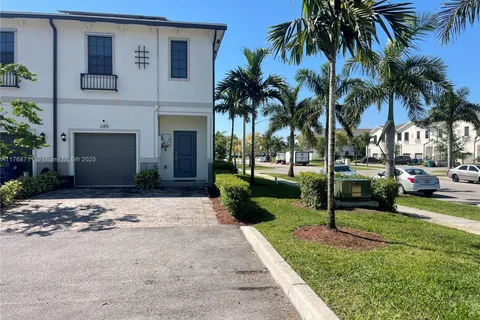 689 SW 11th St, Florida City FL 33034