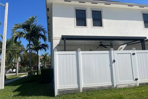 689 SW 11th St, Florida City FL 33034