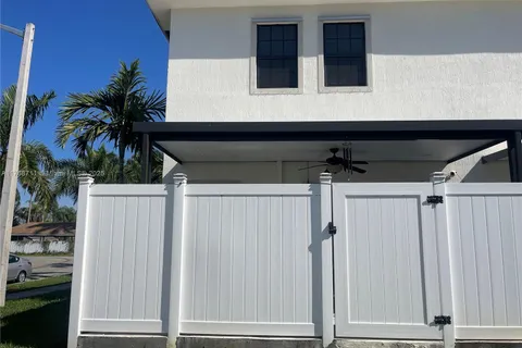 689 SW 11th St, Florida City FL 33034