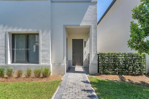 4372 NW 80th Ct, Doral FL 33166
