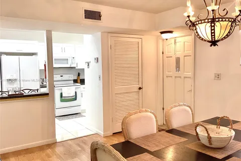 9511 N Hollybrook Lake Dr # 305, Pembroke Pines FL 33025