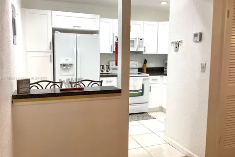 9511 N Hollybrook Lake Dr # 305, Pembroke Pines FL 33025