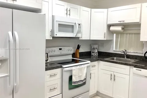 9511 N Hollybrook Lake Dr # 305, Pembroke Pines FL 33025