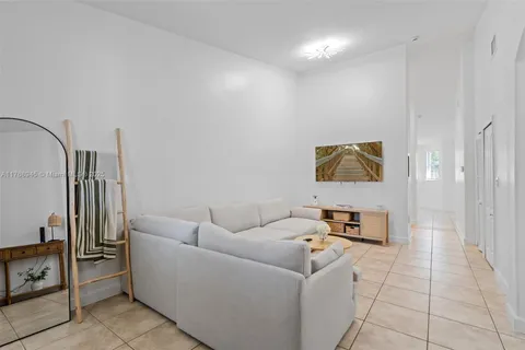 2731 SE 17th Ave # 211, Homestead FL 33035