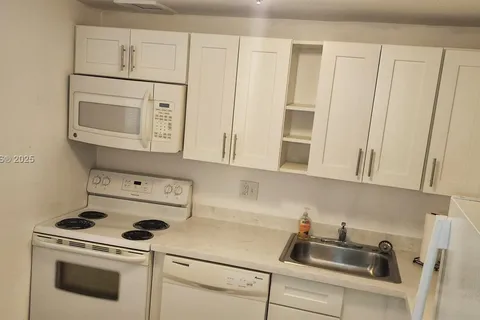 1015 Country Club Dr # 207, Margate FL 33063