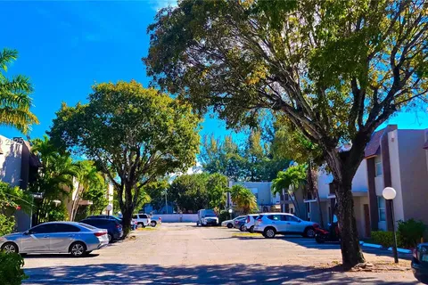 14241 Memorial Hwy # 9F, Miami FL 33161