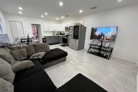 1102 NW 103rd St, Miami FL 33150