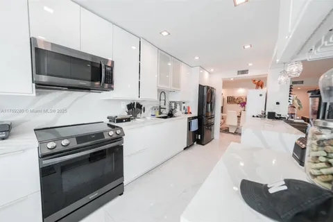 18071 Biscayne Blvd # 901, Aventura FL 33160