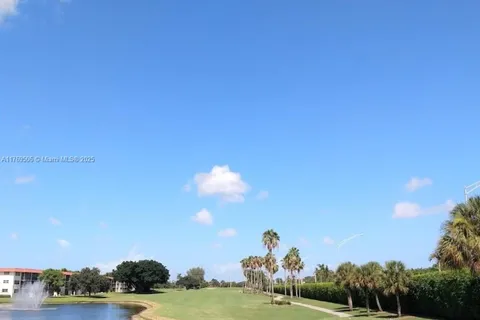 9410 N Hollybrook Lake Dr # 304, Pembroke Pines FL 33025