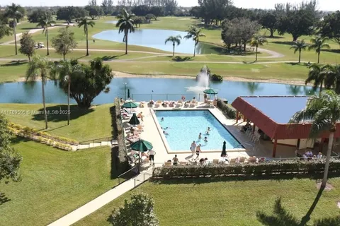 9410 N Hollybrook Lake Dr # 304, Pembroke Pines FL 33025