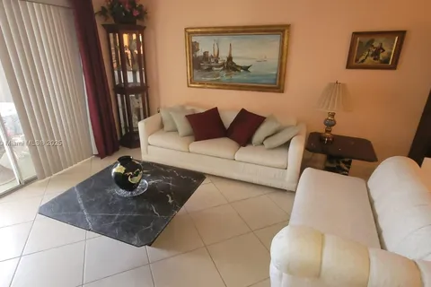 9410 N Hollybrook Lake Dr # 304, Pembroke Pines FL 33025