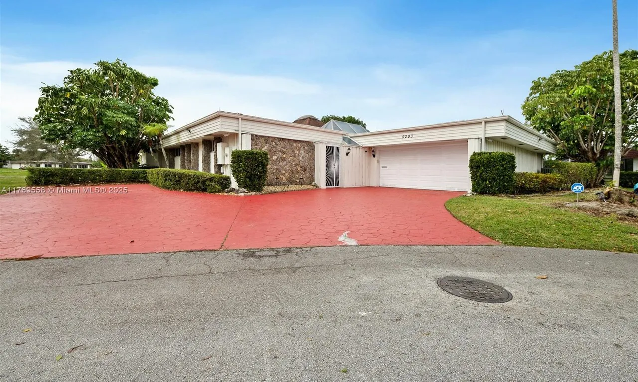 5203 Yellow Pine Ln, Tamarac FL 33319