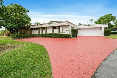 5203 Yellow Pine Ln, Tamarac FL 33319