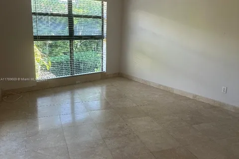 32 Camden Dr # 8, Bal Harbour FL 33154