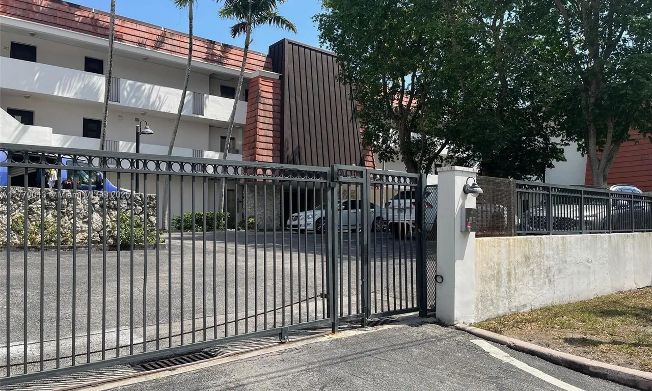 6855 Edgewater Dr, Coral Gables FL 33133