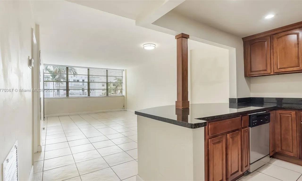 2175 NE 170th # 205, North Miami Beach FL 33162
