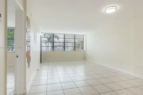 2175 NE 170th # 205, North Miami Beach FL 33162