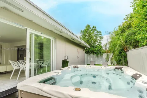 805 NE 6th St, Hallandale Beach FL 33009