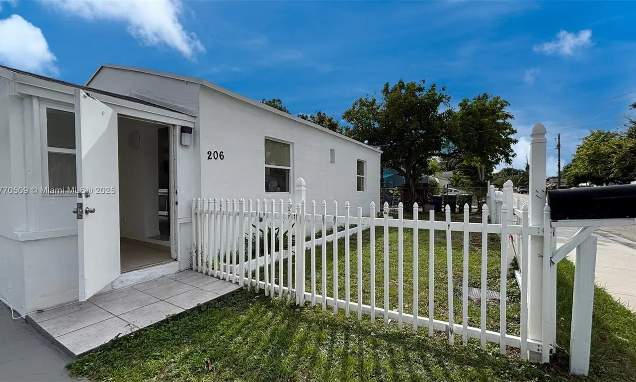 206 NE 2nd Ave, Hallandale Beach FL 33009