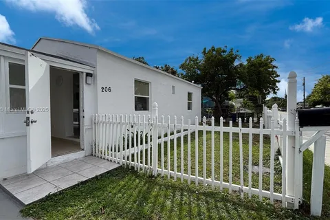 206 NE 2nd Ave, Hallandale Beach FL 33009