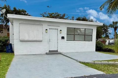 215 NE 2nd St, Hallandale Beach FL 33009